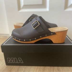 Mia closed toe clogs Sz 8